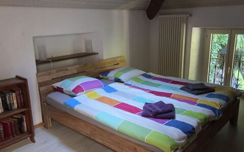 Tazzino: Seng, Soveværelse, Møbel, Sengetøj, Sengetøj, Træ, Gulvbelægning, Etage, Indretning, Bed Frame