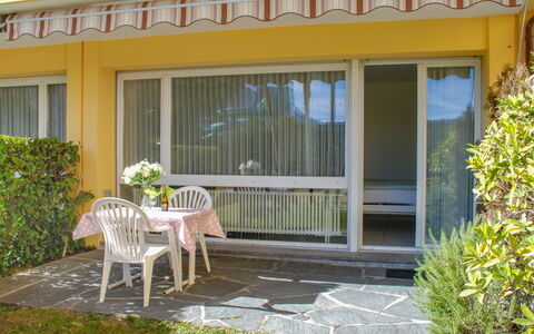 Locarno 410: Plante, Vindue, Møbel, Bygning, Stol, Skygge, Veranda, Gul, Udendørs Møbler, Træ