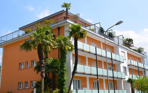 Ascona 100: Himmel, Plante, Bygning, Vindue, Træ, Bil, Sky, Hus, Urban Design, Kvarter