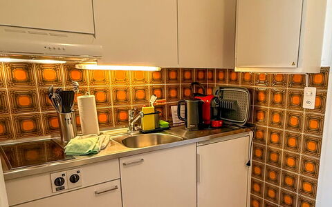 Ascona 100: Køkken, Køkken Apparat, Større Bandage, Countertop, Gulvbelægning, Etage, Indretning, Cabinetry, Køkkenvask, Flise