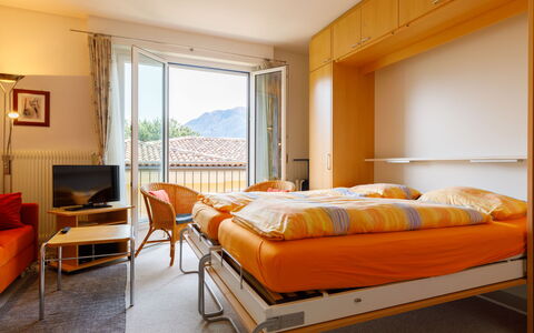 Ascona 100: Møbel, Ejendom, Komfort, Bygning, Orange, Indretning, Træ, Bed Frame, Lampe, Pude