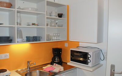 App. 5 100.5: Værelse, Ejendom, Køkken, Mikrobølgeovn, Cabinetry, Hylde, Møbel, Lille Apparat, Husholdningsapparat, Countertop