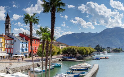 Ascona 100: Vand, Sky, Himmel, Daytime, Ejendom, Båd, Bygning, Bjerg, Azure, Plante