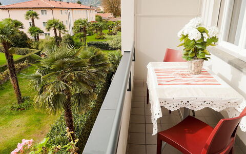 Ascona 200: Dug, Ejendom, Møbel, Altan, Værelse, Textile, Sengetøj, Bord, Stueplante, Plante