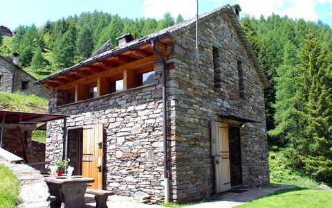 Rustico Dara Cotta: Plante, Himmel, Bygning, Vindue, Sky, Træ, Hus, Sommerhus, Græs, Tag