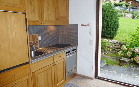 Nelly: Ejendom, Værelse, Køkken, Countertop, Cabinetry, Møbel, Flise, Hus, Ejendom, Bygning