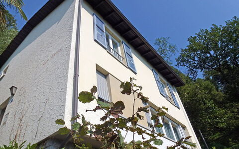 Christa: Plante, Bygning, Himmel, Vindue, Træ, Sommerhus, Hus, Sidespor, Facade, Landdistrikt