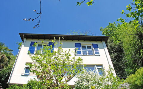 Christa: Hus, Ejendom, Blå, Træ, Hjem, Ejendom, Bygning, Arkitektur, Himmel, Forår