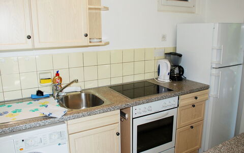 Christa: Countertop, Køkken, Værelse, Ejendom, Cabinetry, Møbel, Håndvask, Større Bandage, Køkkenvask, Flise