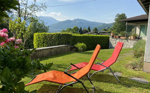 Carlo Cityview Lugano: Plante, Himmel, Sky, Møbel, Plantesamfund, Blomst, Stol, Natur, Blad, Udendørs Møbler