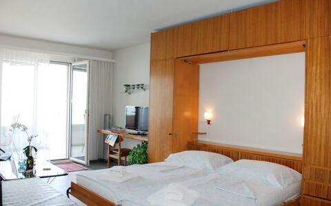 Castagnola 100: Møbel, Ejendom, Komfort, Vindue, Træ, Cabinetry, Bygning, Indretning, Etage