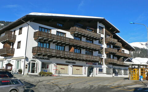 Apt. 13: Ejendom, Stad, Bygning, Kvarter, Boligområde, Hus, Arkitektur, Lejlighed, Ejendom, Blandet Brug