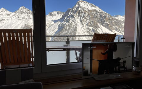 Arosa 100: Himmel, Bjerg, Ejendom, Vindue, Sne, Bygning, Arkitektur, Skygge, Hus, Træ