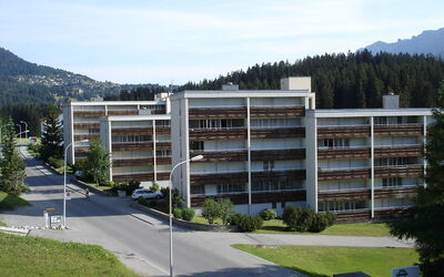 Lenzerheide 100: Himmel, Plante, Bygning, Sky, Ejendom, Træ, Urban Design, Bjerg, Højhus, Land Lot