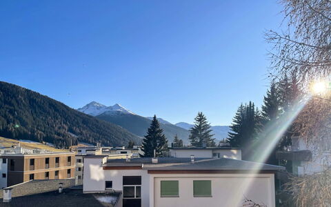 Davos 400: Himmel, Bygning, Sky, Vindue, Ejendom, Lys, Bjerg, Hus, Hældning, Dør