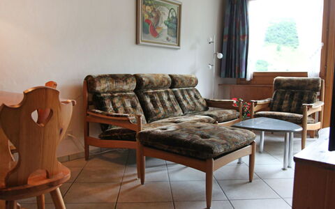 Utoring Plaz 030: Bord, Couch, Møbel, Bygning, Ejendom, Billedramme, Komfort, Træ, Stue, Stol