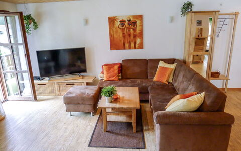 Surava 100: Couch, Møbel, Komfort, Træ, Stue, Gulvbelægning, Etage, Stueplante, Hårdttræ, Studio Couch