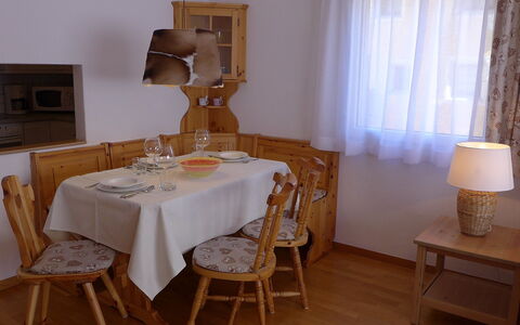 St. Moritz 116: Værelse, Møbel, Spisestue, Dug, Bord, Ejendom, Indretning, Stol, Etage, Hårdttræ