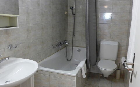 St. Moritz 116: Badeværelse, Ejendom, Sanitærarmatur, Værelse, Toilet, Flise, Toiletbræt, Tap, Væg, Arkitektur