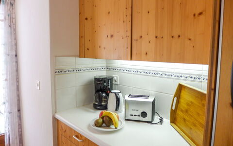 St. Moritz 456: Værelse, Ejendom, Gul, Møbel, Køkken, Countertop, Hylde, Cabinetry, Hus, Træ