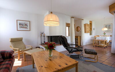 St. Moritz 456: Møbel, Bord, Ejendom, Billedramme, Couch, Stol, Træ, Bygning, Indretning, Komfort