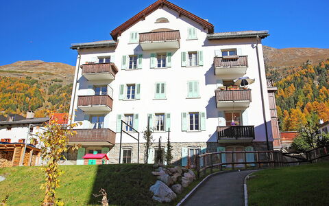 Chesa Corvatsch: Plante, Himmel, Bygning, Vindue, Boligområde, Ejendom, Facade, Fritid, Urban Design, Tag