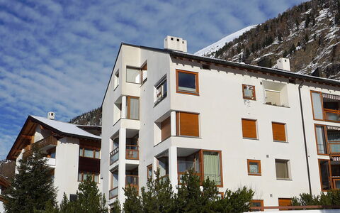 Pontresina 170: Sky, Himmel, Bygning, Plante, Vindue, Daytime, Urban Design, Hus, Sne