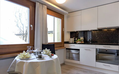 Chesa Munteratsch 311: Møbel, Cabinetry, Ejendom, Countertop, Bord, Vindue, Indretning, Bygning, Belysning, Træ