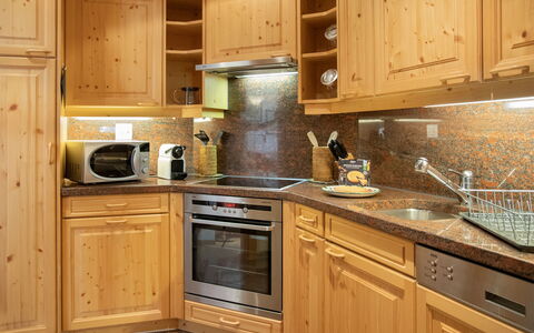 Silvaplana-Surlej 30: Køkken, Cabinetry, Køkken Apparat, Countertop, Træ, Større Bandage, Gulvbelægning, Indretning, Husholdningsapparat, Håndvask