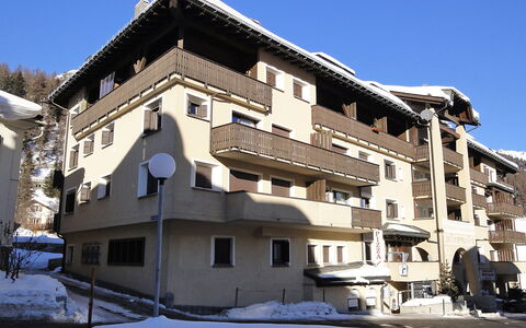 Silvaplana-Surlej 200: Himmel, Bygning, Ejendom, Vindue, Sne, Hus, Kvarter, Hældning, Træ, Facade