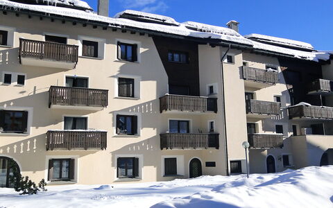 Silvaplana-Surlej 200: Bygning, Sne, Ejendom, Vindue, Himmel, Blå, Hus, Urban Design, Kvarter, Fryser