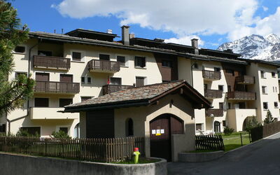 Silvaplana-Surlej 200: Sky, Plante, Himmel, Bygning, Ejendom, Vindue, Træ, Hus, Kvarter, Urban Design