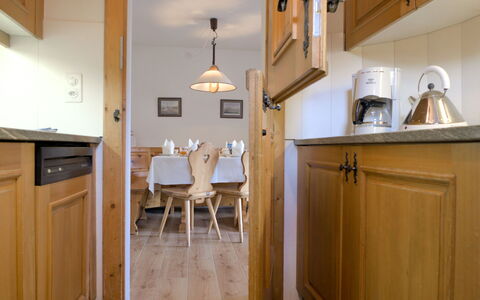 Chesa Chanella 5: Cabinetry, Ejendom, Countertop, Bygning, Køkken, Træ, Indretning, Etage, Gulvbelægning, Reoler