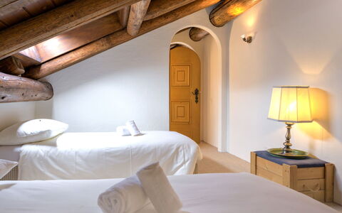 Chesa Chanella 5: Møbel, Ejendom, Bygning, Komfort, Lys, Træ, Indretning, Lampe, Bed Frame, Pude