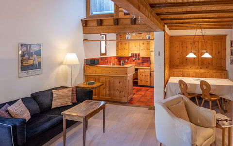 Chesa Cantieni: Møbel, Bord, Cabinetry, Træ, Skuffe, Komfort, Arkitektur, Indretning, Gulvbelægning, Stue