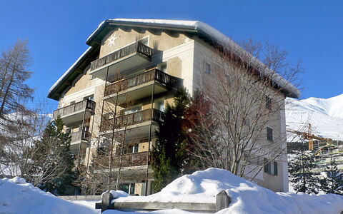 Chesa Clüs 6: Sne, Vinter, Ejendom, Hus, Fryser, Hjem, Ejendom, Tag, Arkitektur, Boligområde