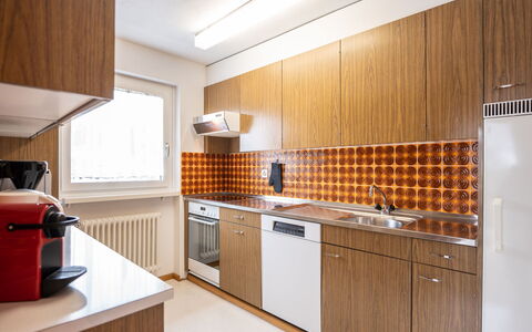 Chesa Clüs 6: Cabinetry, Countertop, Ejendom, Bygning, Møbel, Køkken, Komfur, Håndvask, Køkkenvask, Køkken Apparat