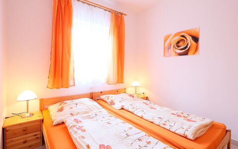 Balatonmariafurdo 750: Soveværelse, Seng, Værelse, Møbel, Sengetøj, Ejendom, Orange, Bed Frame, Sengetøj, Indretning