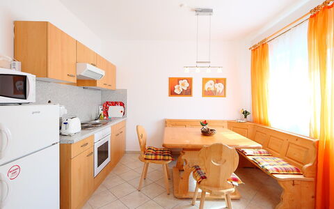 Balatonmariafurdo 750: Værelse, Ejendom, Møbel, Orange, Indretning, Køkken, Bygning, Gul, Cabinetry, Hus