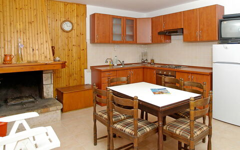 Korčula Vela Luka 800: Værelse, Møbel, Ejendom, Bygning, Køkken, Indretning, Hus, Cabinetry, Etage, Bord