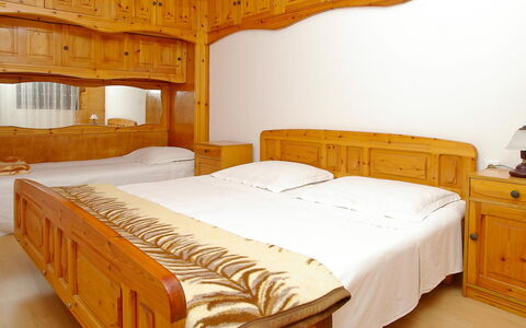 Korčula Vela Luka 800: Soveværelse, Seng, Møbel, Værelse, Ejendom, Sengetøj, Bed Frame, Sengetøj, Indretning, Madras