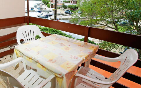 Korčula Vela Luka 800: Stol, Møbel, Bord, Værelse, Spisestue, Træ, Dug, Veranda, Hus, Textile