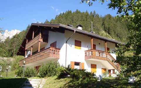 Storie di Montagna: Plante, Himmel, Bygning, Vindue, Grøn, Træ, Hus, Græs, Sommerhus, Eco Hotel