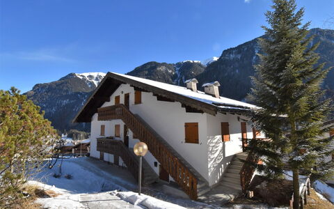 Storie di Montagna: Himmel, Bjerg, Bygning, Ejendom, Vindue, Sne, Sky, Plante, Træ, Hus