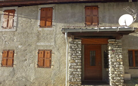 Chalet le Tour: Vindue, Plante, Bygning, Træ, Dør, Himmel, Mursten, Murværk, Hus
