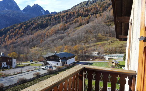 Chalet le Tour: Bjergrige Landskabsformer, Bjerg, Ejendom, Himmel, Ødemark, Værelse, Hus, Dal, Hjem, Bygning