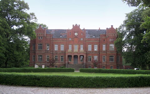 Goetheallee: Himmel, Ejendom, Plante, Træ, Bygning, Land Lot, Hældning, Skygge, Asfalt, Træ