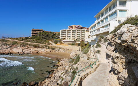 Salou 350: Vand, Bygning, Himmel, Plante, Azure, Vindue, Træ, Coastal Og Oceaniske Landskabsformer, Strand, Terræn