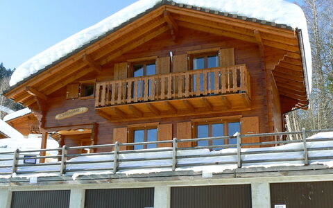 Escapade: Bygning, Himmel, Vindue, Sne, Træ, Hus, Hældning, Træ, Sommerhus, Sidespor