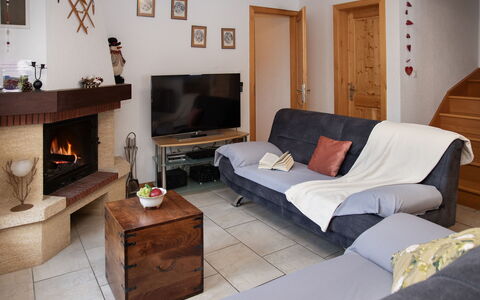 Escapade: Møbel, Indretning, Couch, Træ, Værelse, Stue, Gulvbelægning, Belysning, Bord, Etage